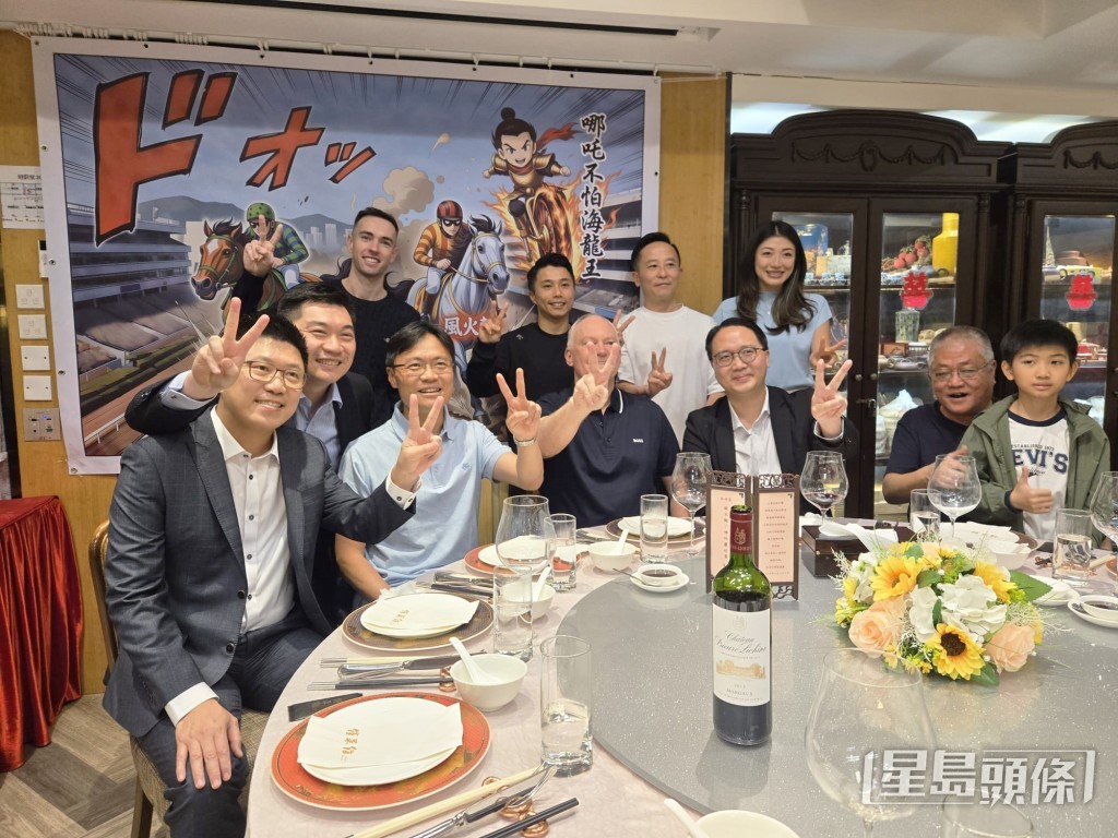 前排左三穿淺藍色polo是「劍無情」馬主之一劉學倫，他太太莫嘉怡是「愛馬心」和「愛馬善」馬主。