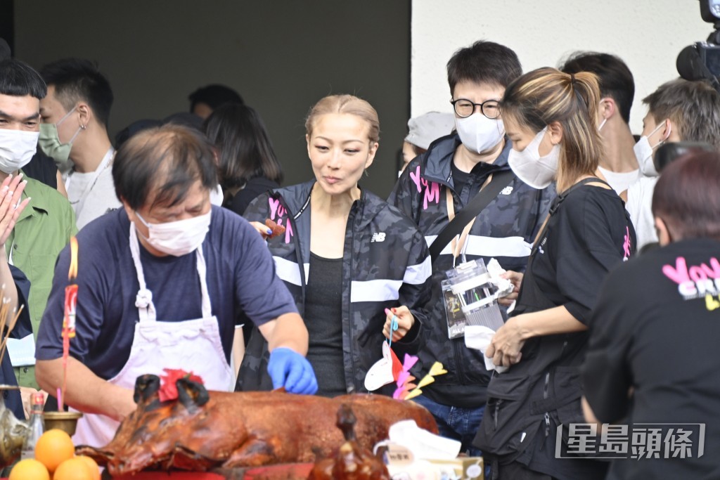 不過鄭秀文都有食燒豬。