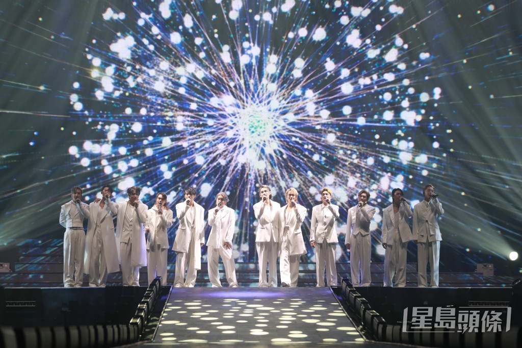 12子穿上白色西装合唱《人类群星闪耀时》和《WE ALL ARE》。  ​
