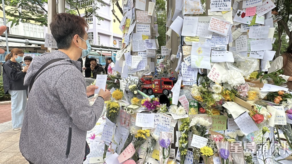 市民到鄰近火災現場的廣福休憩處，獻花悼念死難者。劉漢權攝