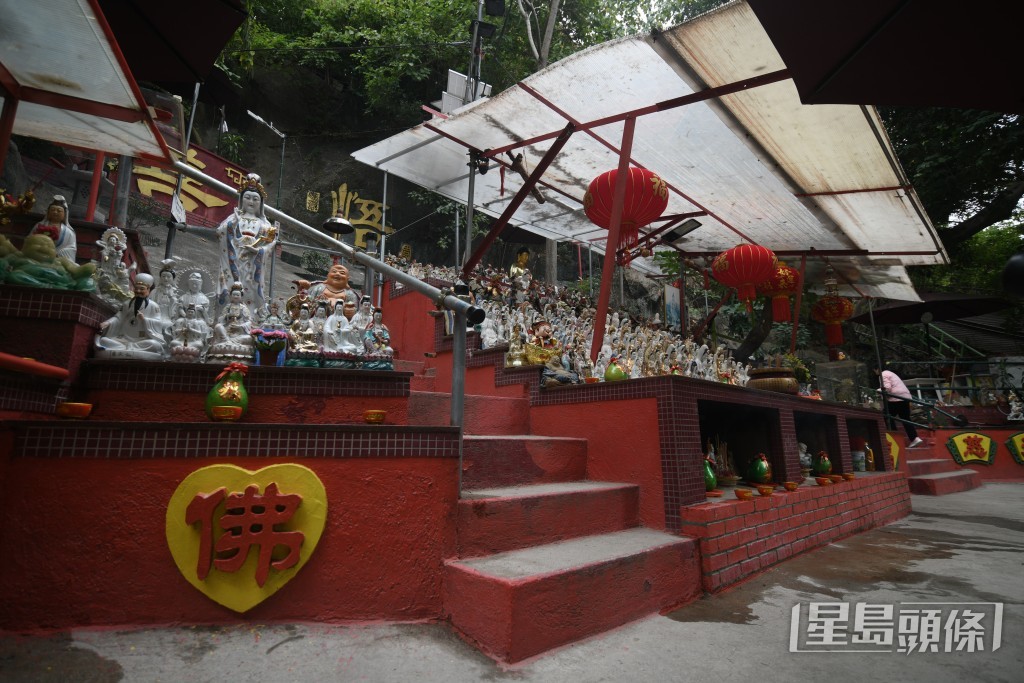 深水埗主教山山坡長年被非法霸佔官地及僭建。 深水埗主教山山坡長年被非法霸佔官地及僭建。