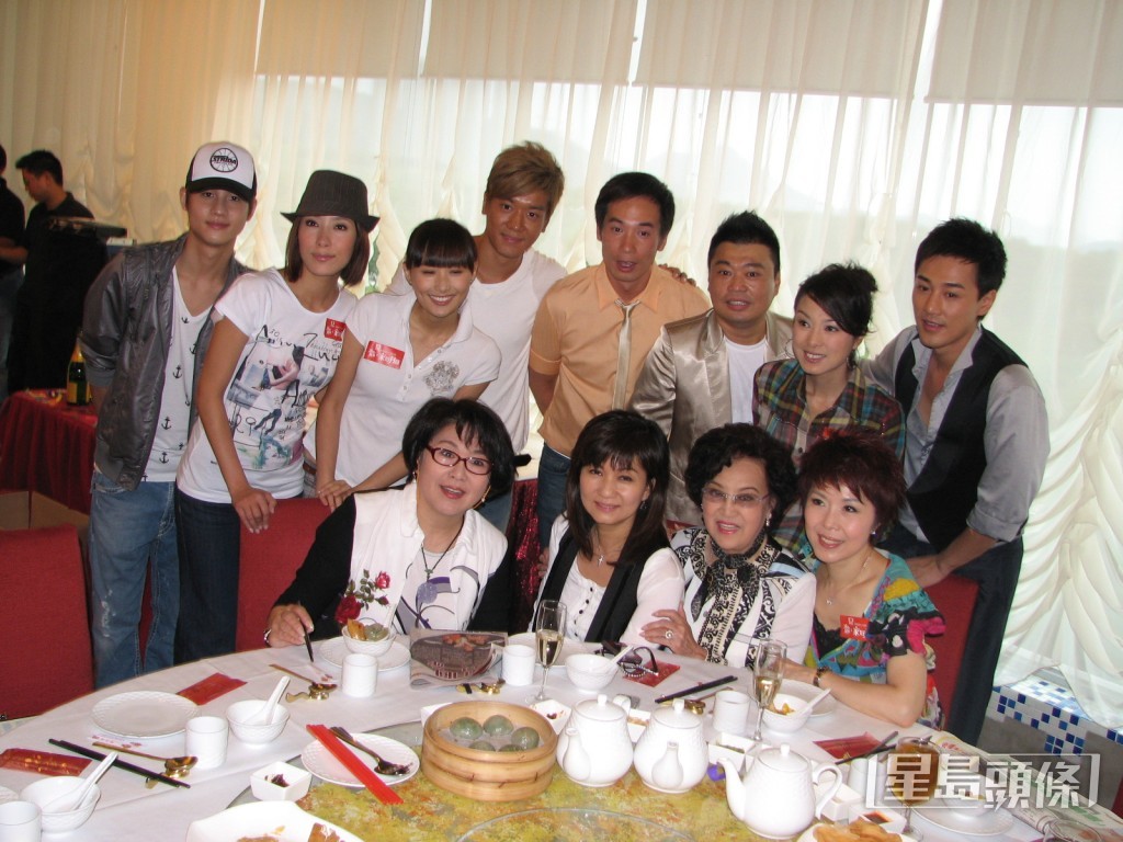 温家恒（后左）最初为王牌节目《东张西望》担任主持，同时有份主持明珠台《港生活．港享受》。