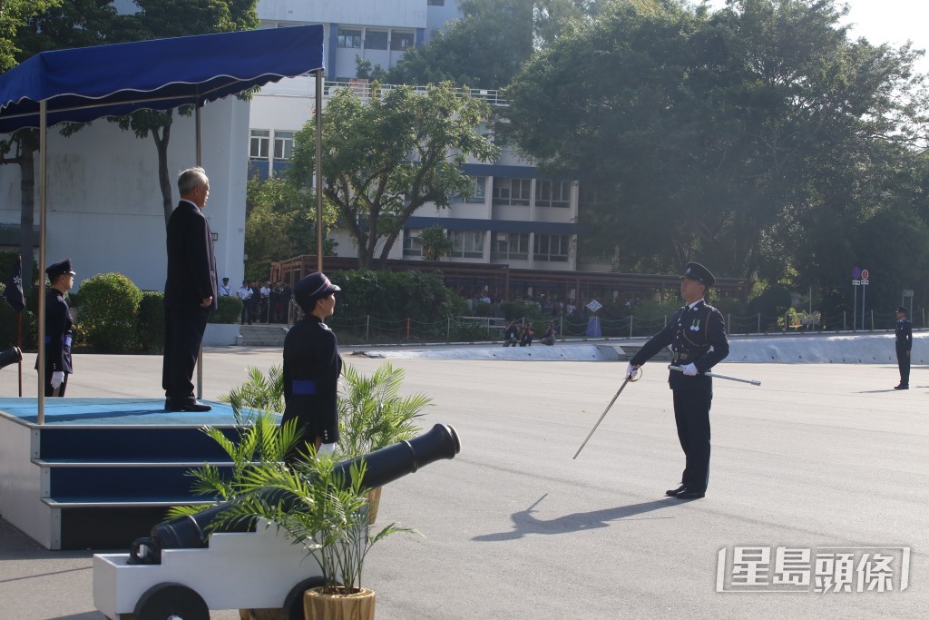 截取通讯及监察事务专员杨振权出席警察学院结业会操。刘汉权摄 截取通讯及监察事务专员杨振权出席警察学院结业会操。刘汉权摄