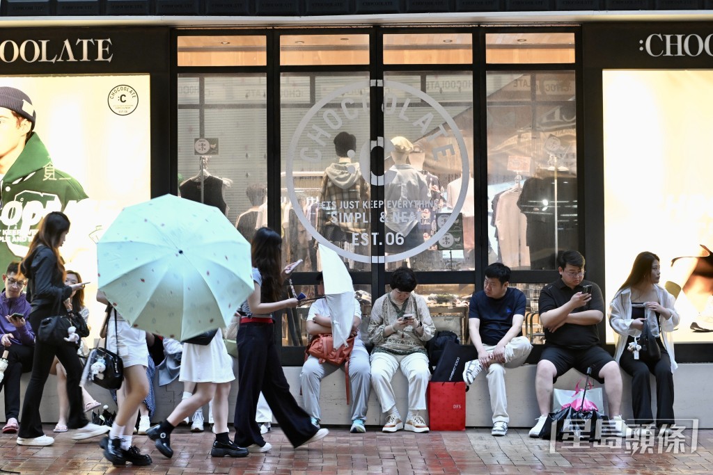 天文台中午12時10分發出紅色暴雨警告信號。資料圖片
