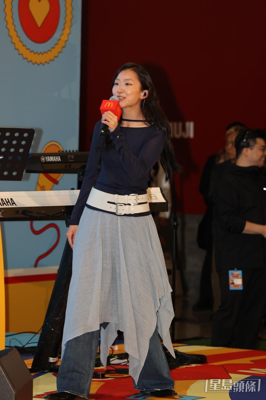 康堤處女演商場騷。 康堤處女演商場騷。