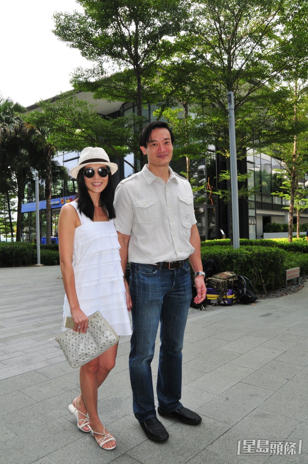 二人結婚多年，恩愛如昔。