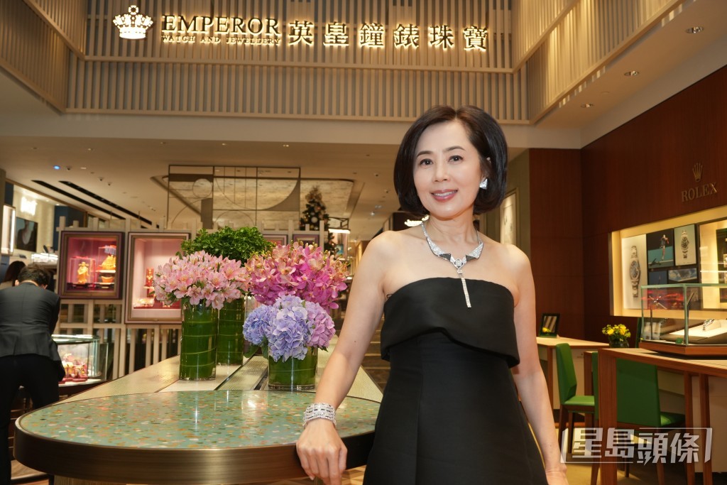 楊諾思是英皇集團主席楊受成博士長女，為英皇鐘錶珠寶主席。