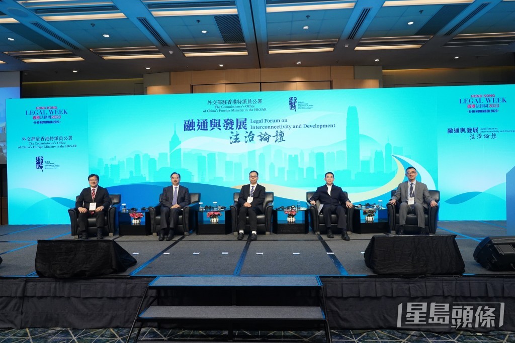 香港律师会会长陈泽铭（左一）、中国国际法学会会长黄进（左二）、武汉大学国际法治研究院副院长漆彤（中）、国际调解院筹备办公室主任孙劲（右二）及一邦国际网上仲调中心主席苏绍聪（右一）。叶伟豪摄