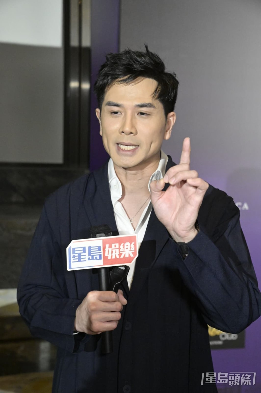 伍允龍唔怕李蔓瑩呷醋。