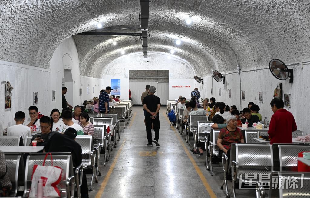 針對酷熱天氣,全國多個城市都有防空洞改建成「納涼區」。 針對酷熱天氣,全國多個城市都有防空洞改建成「納涼區」。