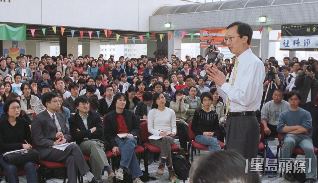 2002年,時任財政司梁錦松在《財政預算案》中引用《獅子山下》歌詞。 2002年,時任財政司梁錦松在《財政預算案》中引用《獅子山下》歌詞。