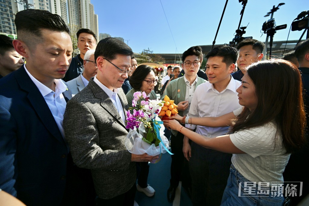經簡單統計，李家超今午行花市一共花費逾1,000元。