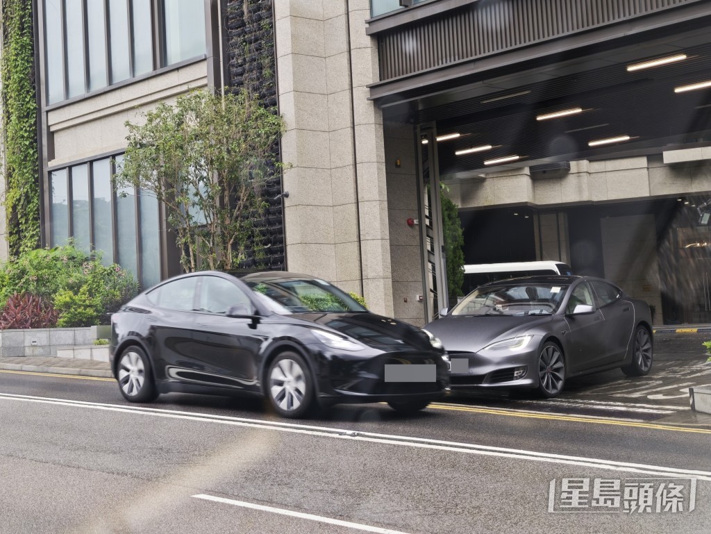 有屋苑私家車違規跨越雙白線右轉往九龍方向。 有屋苑私家車違規跨越雙白線右轉往九龍方向。