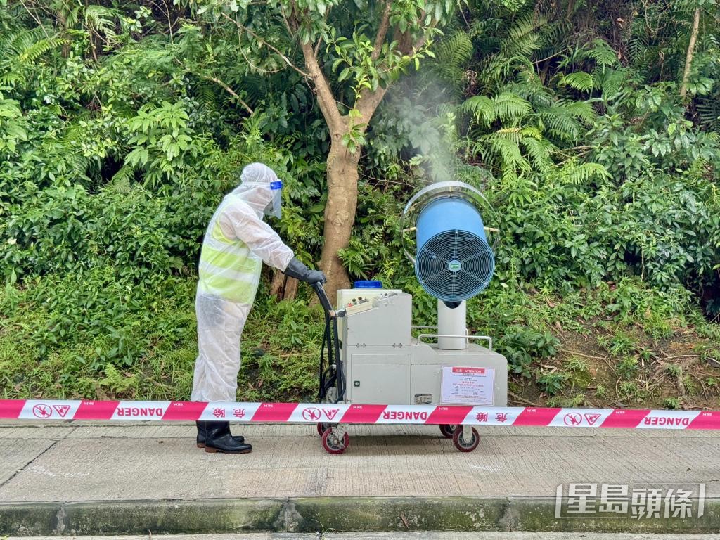 8月連場大雨,工人向草叢噴灑滅蚊噴霧。 8月連場大雨,工人向草叢噴灑滅蚊噴霧。