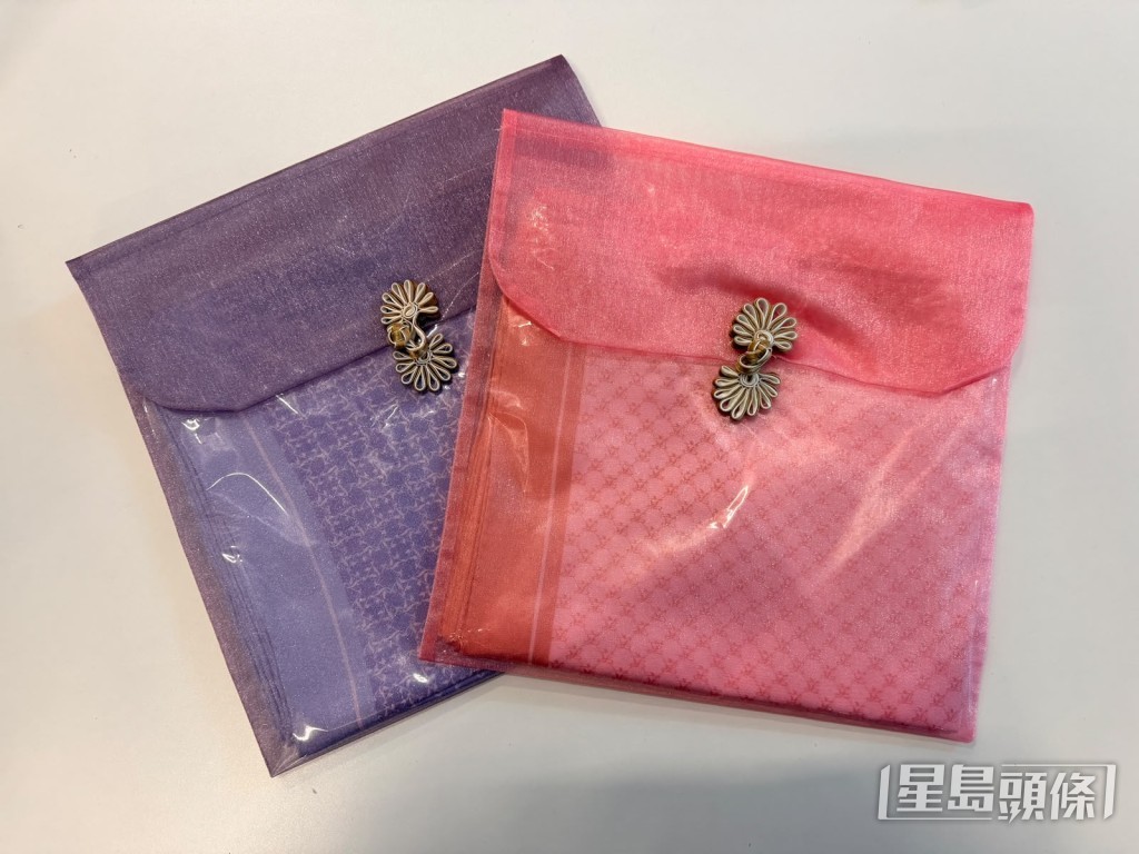 絲巾也有紫色及紅色供選擇。 絲巾也有紫色及紅色供選擇。