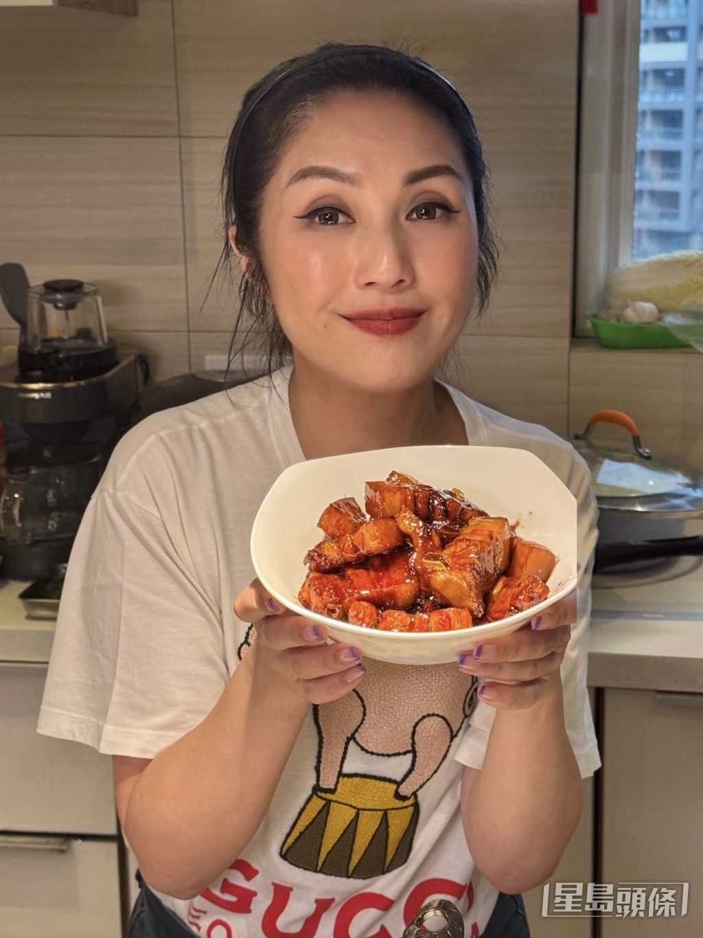 千嬅親自下廚煮小菜招呼大家。 千嬅親自下廚煮小菜招呼大家。