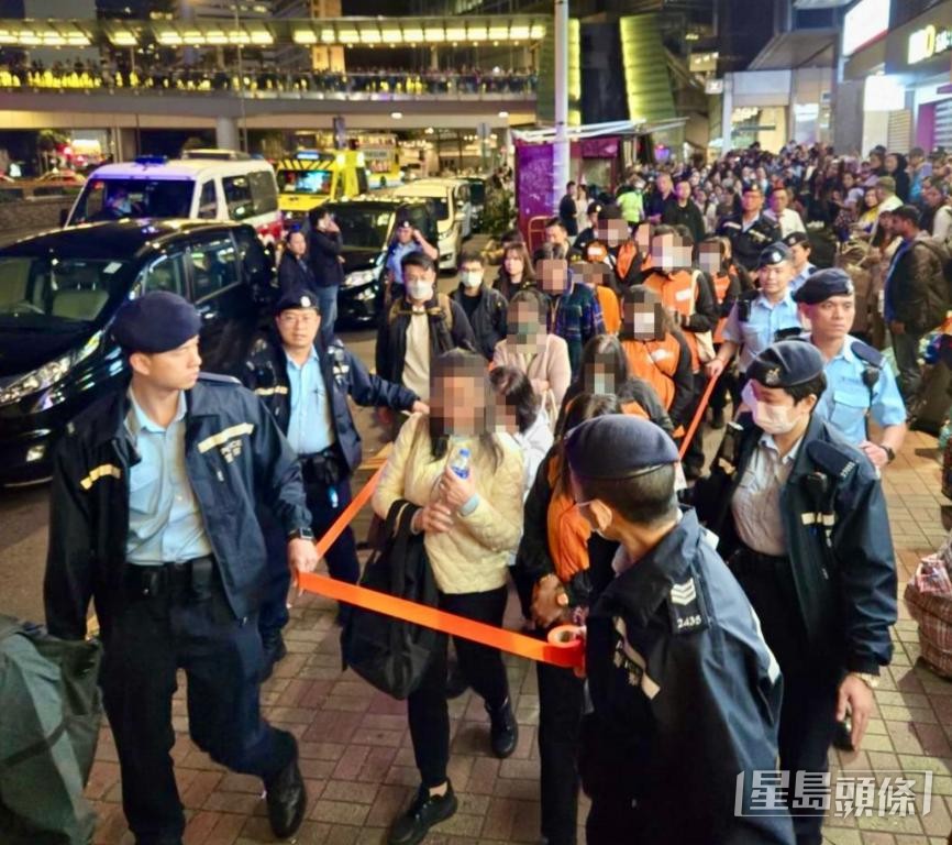 去年底,警方偵破針對外傭的高利借貸集團,揭發不法之徒以電話舖掩飾非法放數勾當。 去年底,警方偵破針對外傭的高利借貸集團,揭發不法之徒以電話舖掩飾非法放數勾當。