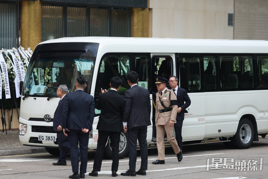 律政司司长林定国(右)。 律政司司长林定国(右)。