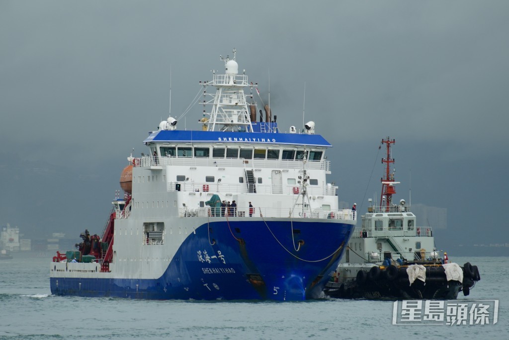 “深海一号”访港，船员向岸上传媒挥手致意。欧乐年摄