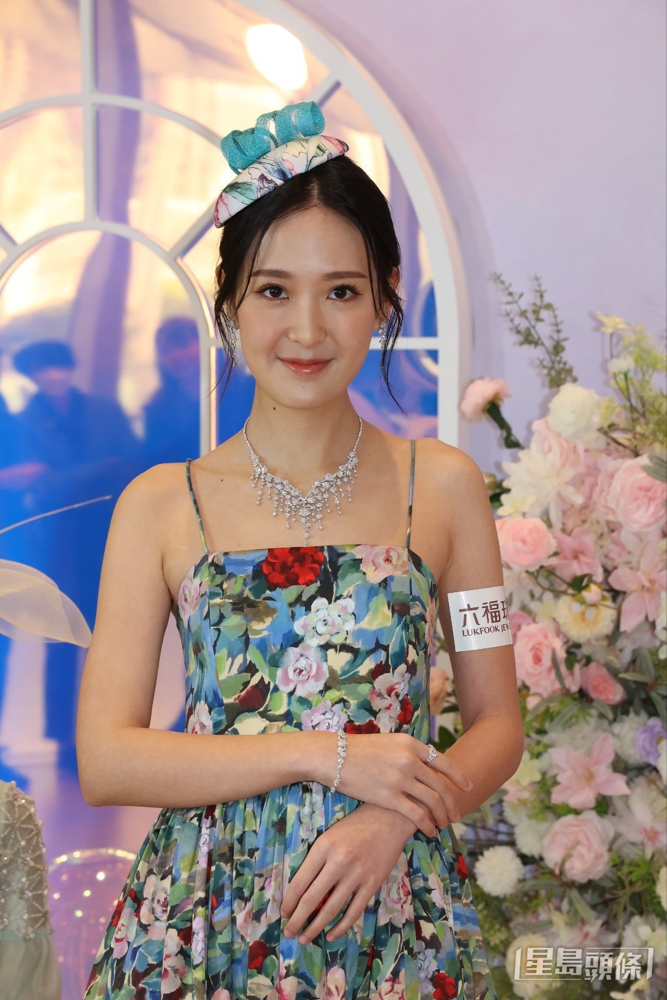 余洁滢戴上闪闪钻饰现身。