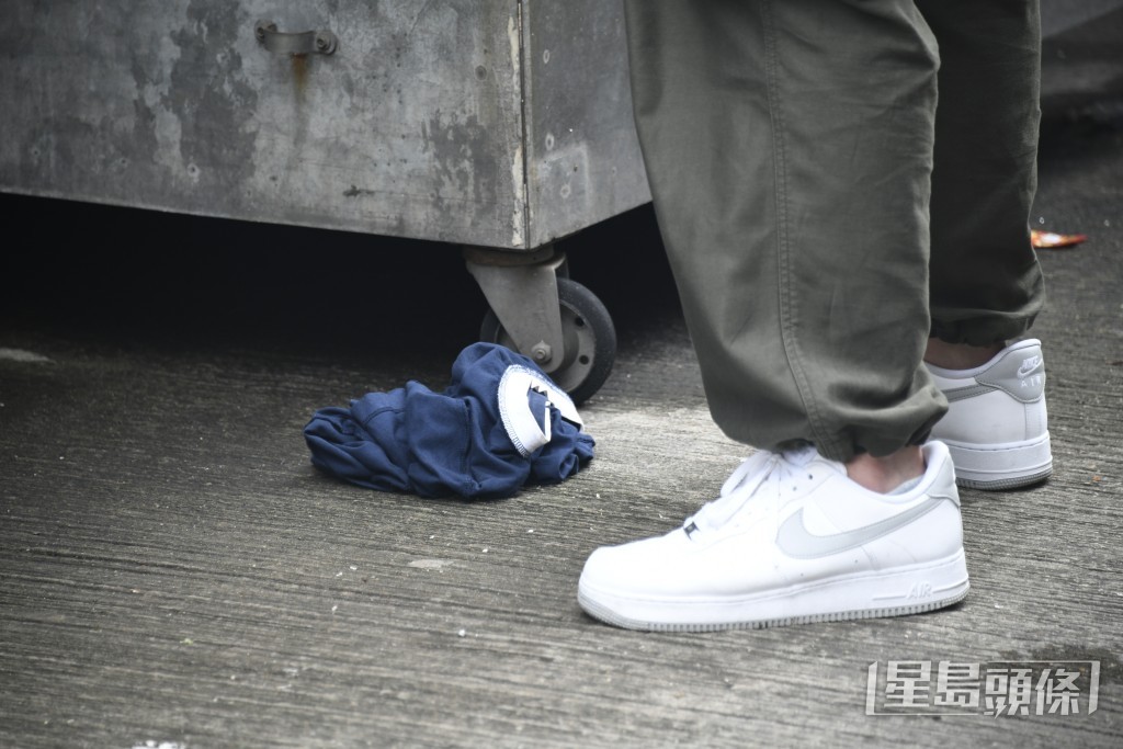 被扯脫的上衫。 被扯脫的上衫。