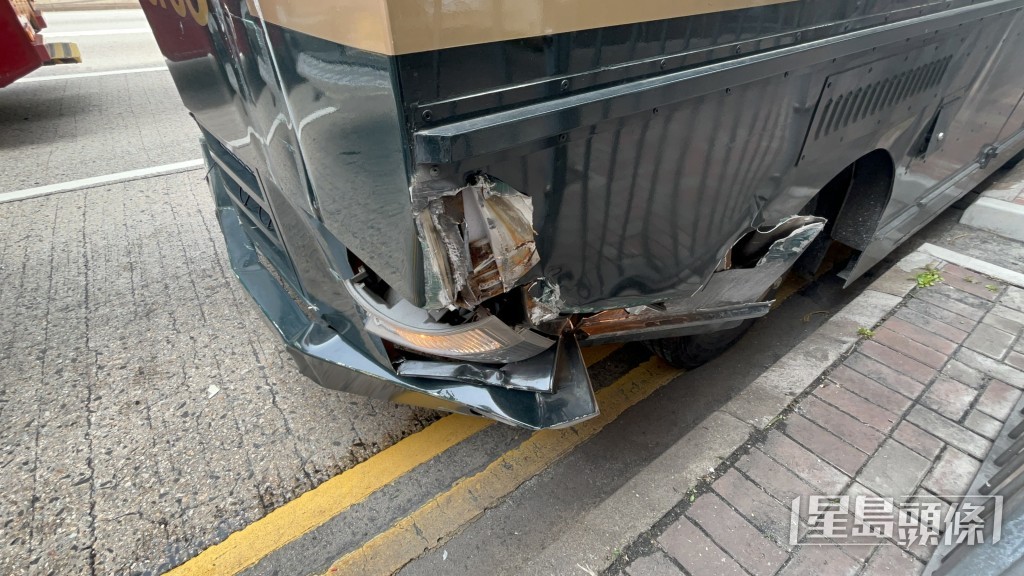 解款車左車頭損毀。