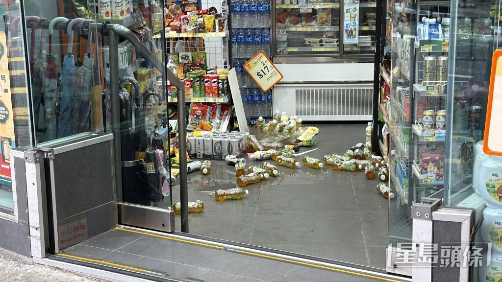 便利店內飲品打翻。梁國峰攝 便利店內飲品打翻。梁國峰攝