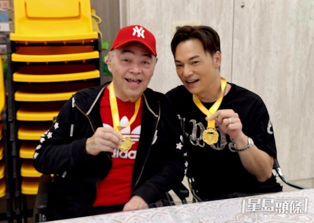 「靚聲王」張偉文恭喜方俊奪《中國寧夏平羅全國網絡歌手大賽》獎。 「靚聲王」張偉文恭喜方俊奪《中國寧夏平羅全國網絡歌手大賽》獎。