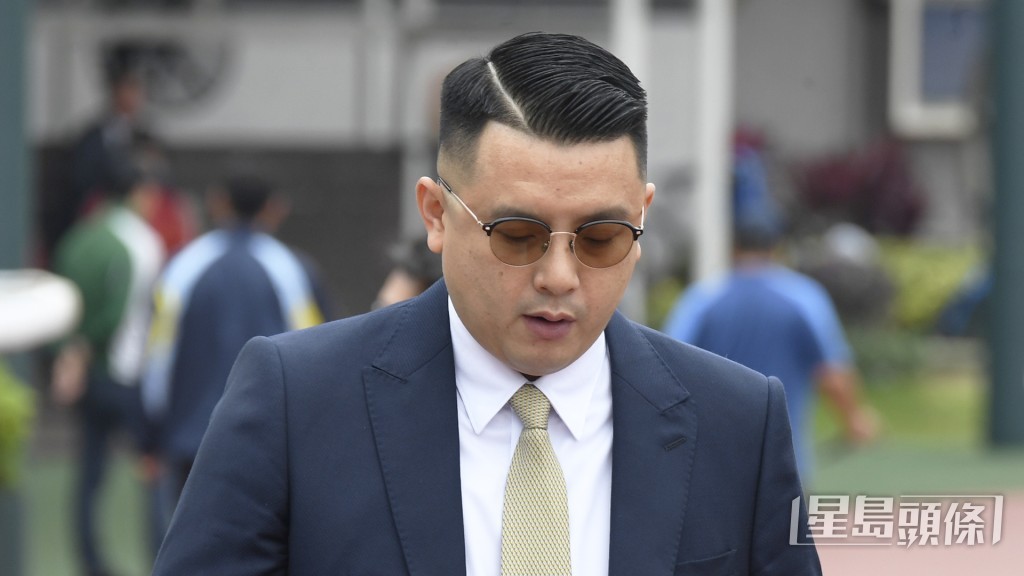  今朝「添开心」试闸前的空档，伍鹏志一度捉住周俊乐密斟。