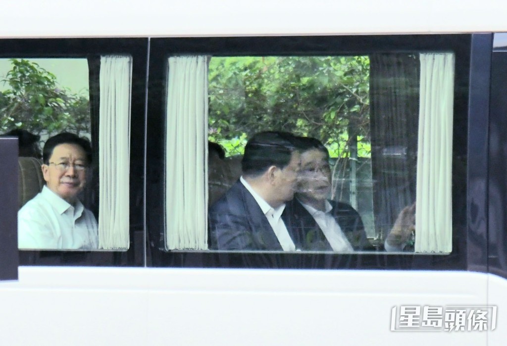 行政長官李家超(右一)陪同夏寶龍(左一)參觀海洋公園。何健勇攝 行政長官李家超(右一)陪同夏寶龍(左一)參觀海洋公園。何健勇攝