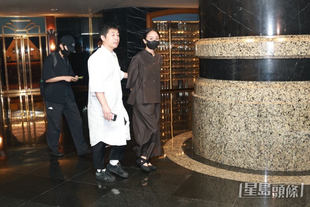 周迅到場致意。