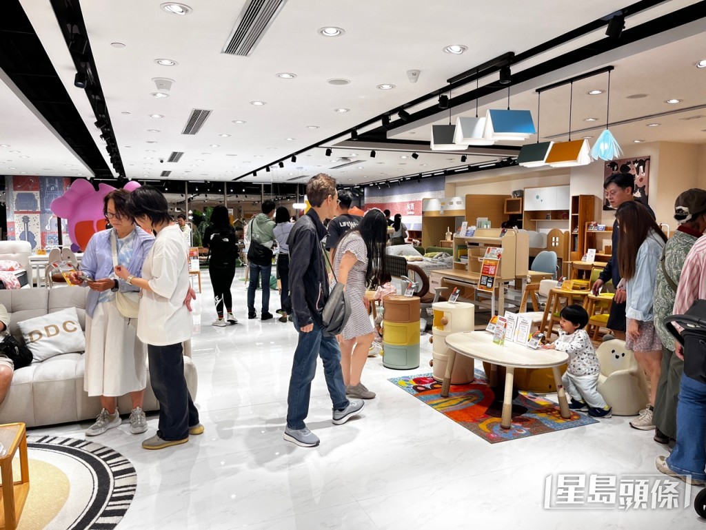 淘寶實體店店內有不少市民選購傢俱。李健威攝 淘寶實體店店內有不少市民選購傢俱。李健威攝