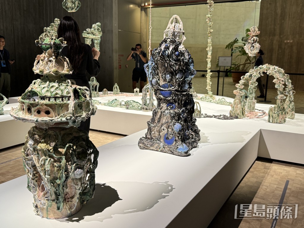 劉慧德作品:陶瓷雕塑系列《宇宙藍圖》。 劉慧德作品:陶瓷雕塑系列《宇宙藍圖》。