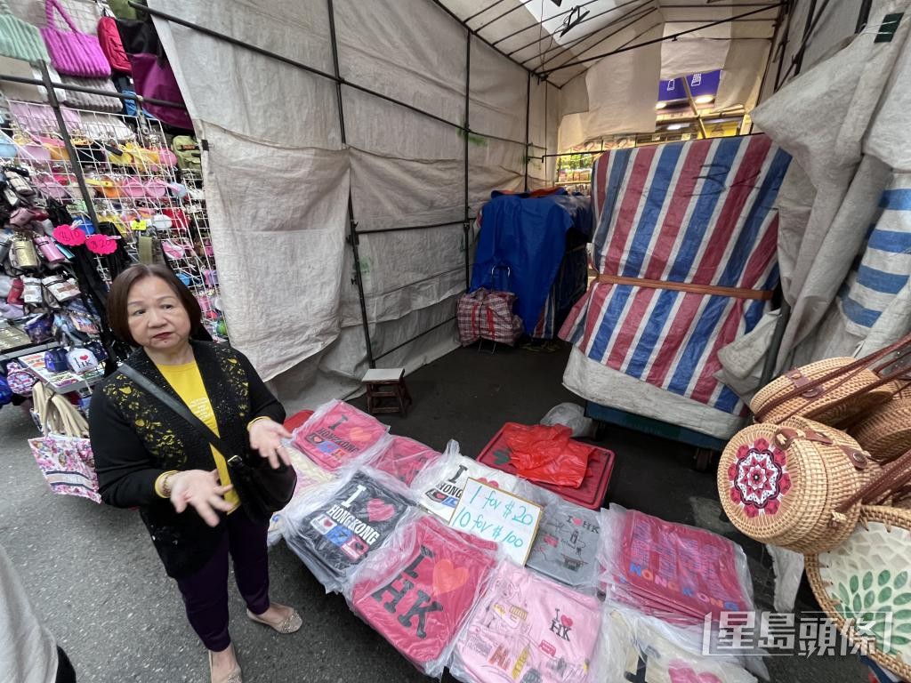 通菜街(女人街)販商協會主席鄭素娥指,大埔火災翌日接獲食環署通知,提醒攤販注意防火。 通菜街(女人街)販商協會主席鄭素娥指,大埔火災翌日接獲食環署通知,提醒攤販注意防火。