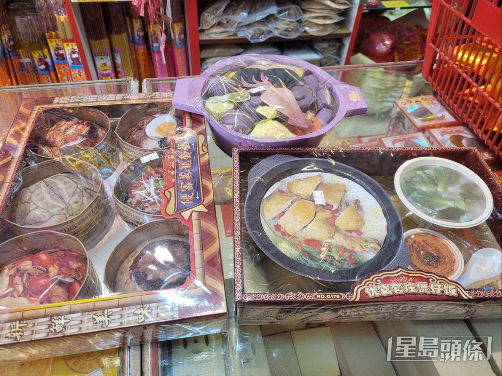 新推出的美食系列有煲仔飯、大閘蟹等。趙克平攝
