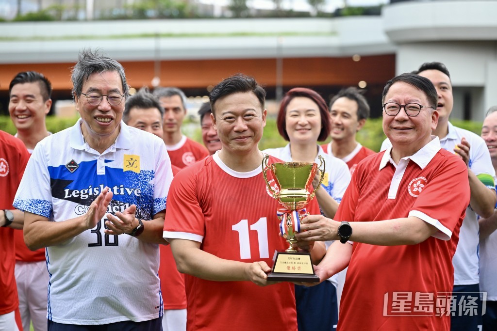 政府隊以2比1小勝立法會隊。劉駿軒攝