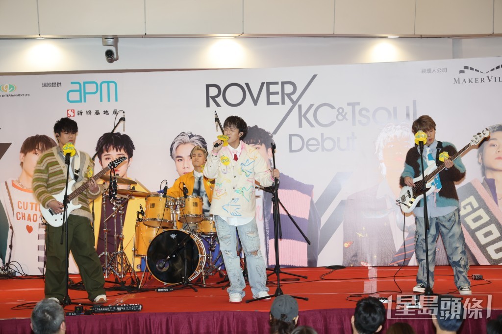ROVER重演手拖手入錄音室的情境。