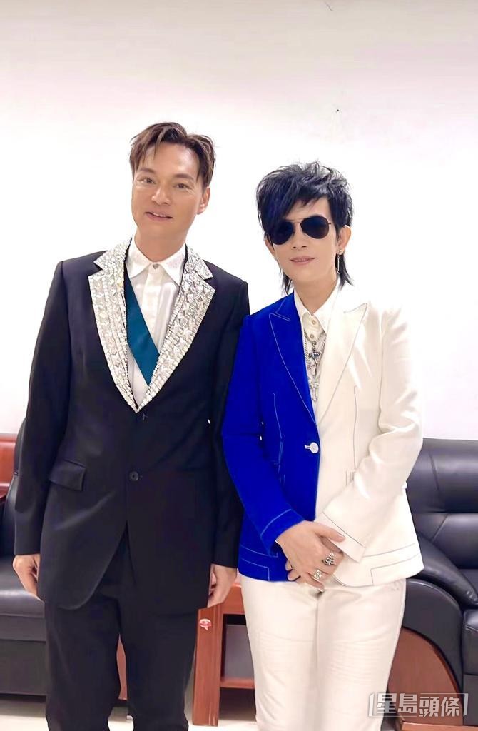 赛后方俊获表演嘉宾潘美辰祝贺。 赛后方俊获表演嘉宾潘美辰祝贺。