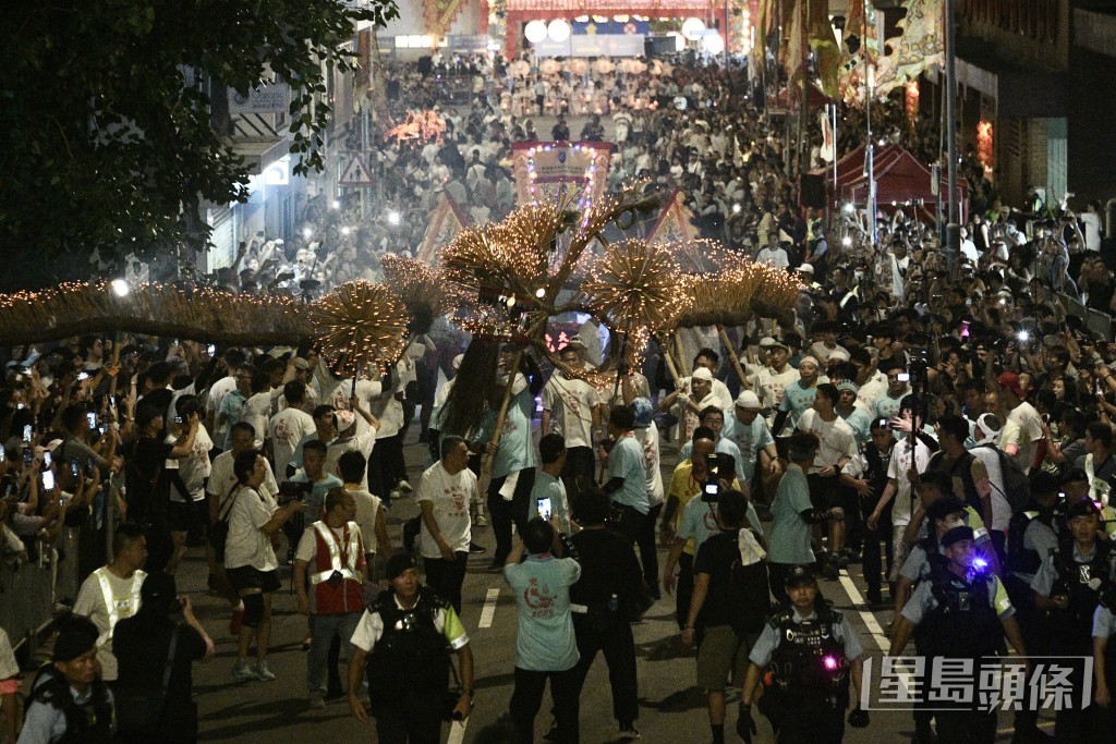 大坑舞火龍有逾百年歷史，迎月夜大坑街頭擠滿觀賞遊人。