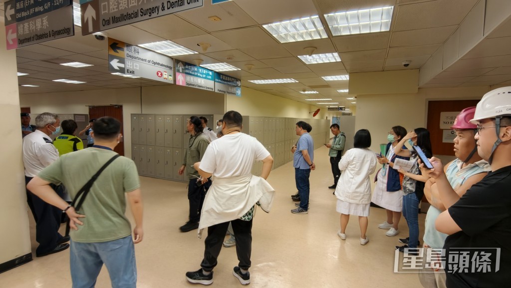 多名現場職員疏散。 多名現場職員疏散。
