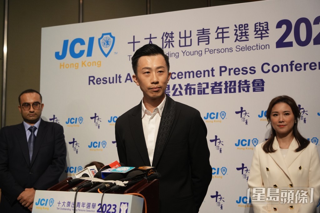 前劍擊運動員、現港隊劍擊隊領隊林衍聰（中）。吳豔玲攝