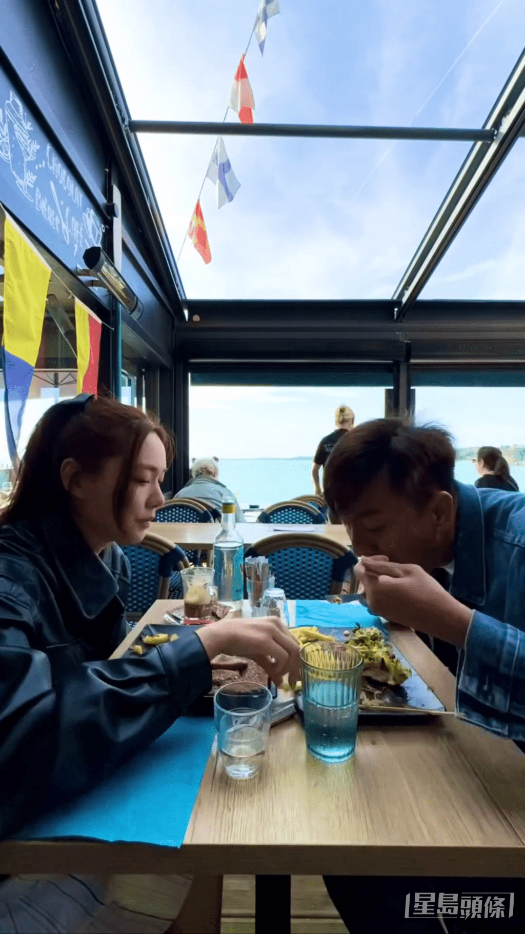 兩人在餐廳同框用膳的影片被兩倍速播放。