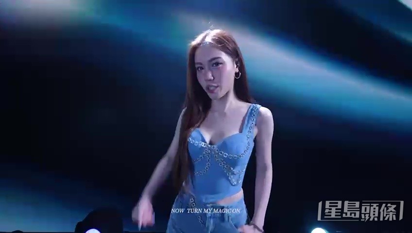 Sabrina呢套服裝造型都好搶眼。 Sabrina呢套服裝造型都好搶眼。