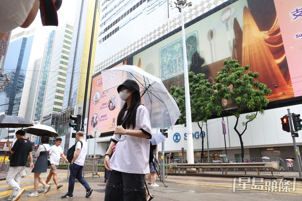 在新歌宣传 的大屏幕下， 炎明熹摆出不 同甫士拍照， 满足粉丝要求。