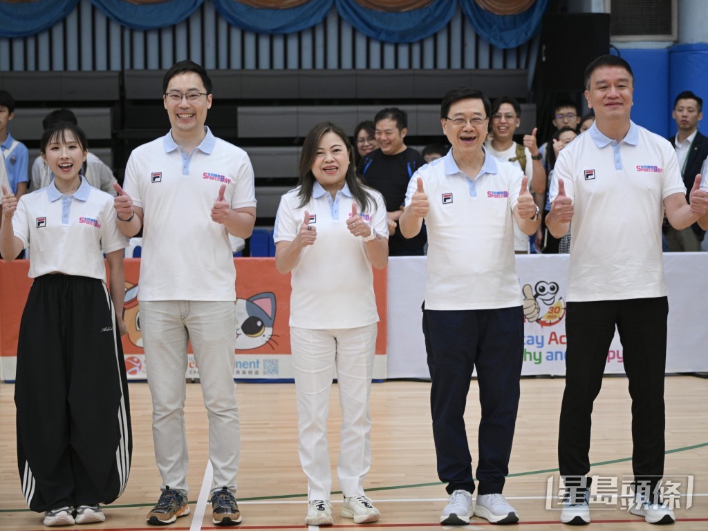 行政長官李家超(右二)、文體旅局局長羅淑佩(中)、體育專員蔡健斌(左二)和康文署署長陳詠雯等一同參與活動。 行政長官李家超(右二)、文體旅局局長羅淑佩(中)、體育專員蔡健斌(左二)和康文署署長陳詠雯等一同參與活動。