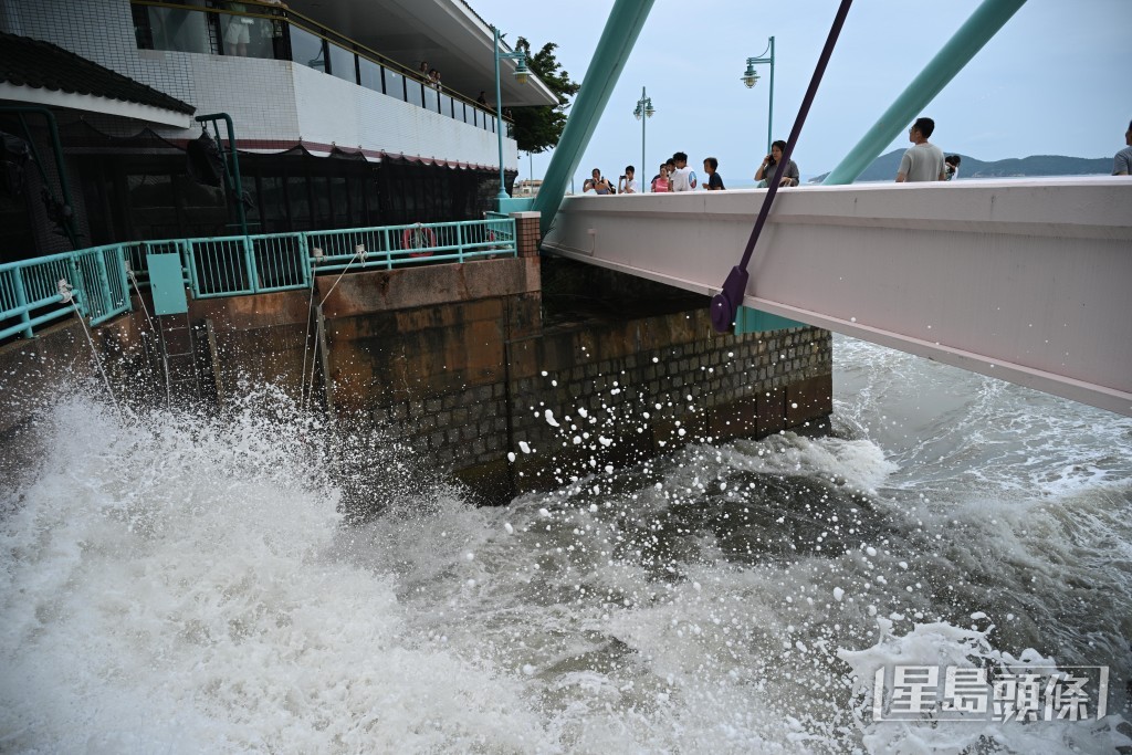 海怡半島浪勢洶湧。蘇正謙攝
