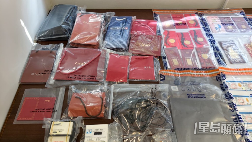 警方發現大量不同名牌包裝紙袋。 警方發現大量不同名牌包裝紙袋。