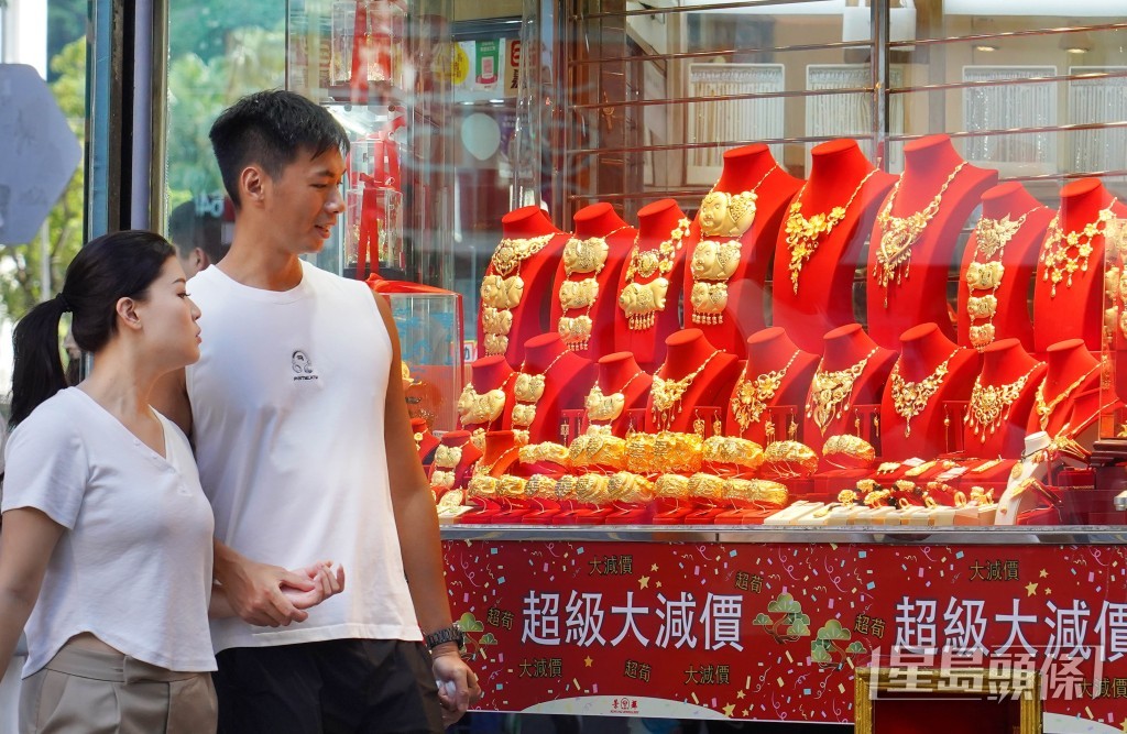 近日金價持續高企，吸引不少市民賣金。資料圖片