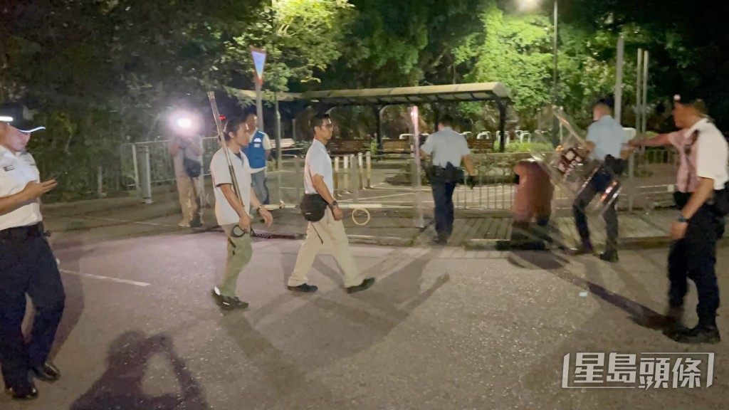 有漁護署人員手持套索。 有漁護署人員手持套索。