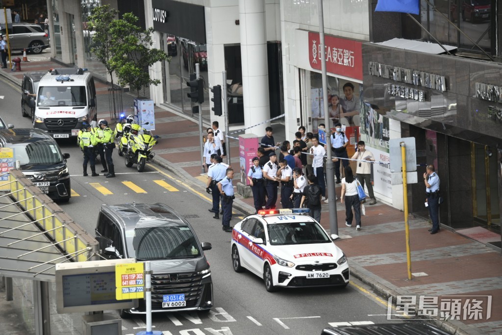 大批警員封鎖現場調查。楊偉亨攝 大批警員封鎖現場調查。楊偉亨攝